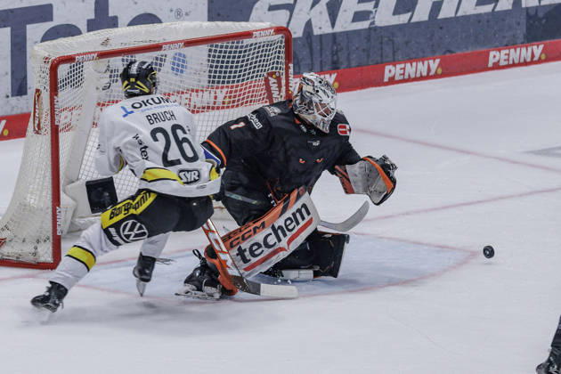 PEnny DEL: Löwen Frankfurt - Krefeld Pinguine, 08.10.2026 Nico Pertuch (Löwen Frankfurt 1) und Daniel Bruch (Krefeld Pinguine 26) Löwen Frankfurt - Krefeld Pinguine, Frankfurt, NIX Eissporthalle, 8.10.2026 Copyright: xBEAUTIFULxSPORTS Gawlikx