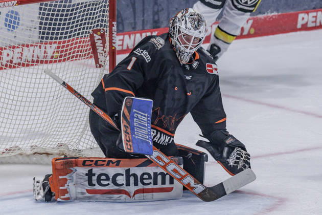 PEnny DEL: Löwen Frankfurt - Krefeld Pinguine, 08.10.2026 Nico Pertuch (Löwen Frankfurt 1) hat den Puck sicher, Löwen Frankfurt - Krefeld Pinguine, Frankfurt, NIX Eissporthalle, 8.10.2026 Copyright: xBEAUTIFULxSPORTS Gawlikx