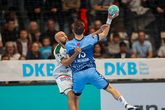 Simone Mengon (TVB Stuttgart, 15) im Duell mit Cyrill Akakpo (HSG Wetzlar, 20) GER, TVB Stuttgart vs. HSG Wetzlar, Handball, Opel Handball-Bundesliga, 8. Spieltag, Spielzeit 2026 2027, 08.10.2026 GER, TVB Stuttgart vs. HSG Wetzlar, Handball, Opel Handball-Bundesliga, 8. Spieltag, Spielzeit 2026 2027, 08.10.2026 Stuttgart Copyright: xEibner-Pressefoto SoerenxHerwegx EP_SHG