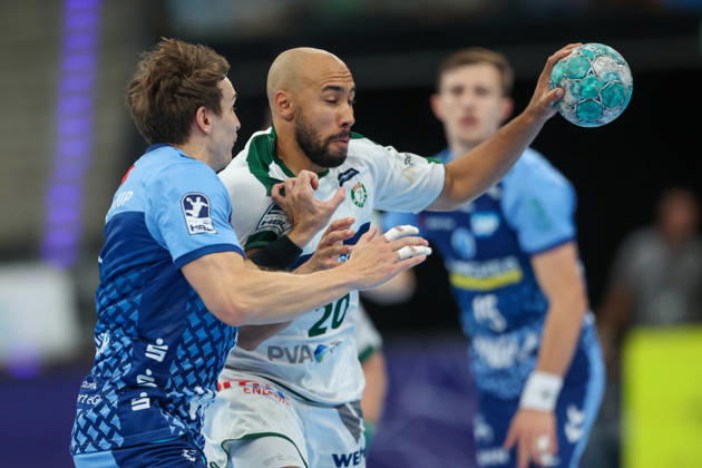 Cyrill Akakpo (HSG Wetzlar, 20) im Duell mit Max Haefner (TVB Stuttgart, 3) GER, TVB Stuttgart vs. HSG Wetzlar, Handball, Opel Handball-Bundesliga, 8. Spieltag, Spielzeit 2026 2027, 08.10.2026 GER, TVB Stuttgart vs. HSG Wetzlar, Handball, Opel Handball-Bundesliga, 8. Spieltag, Spielzeit 2026 2027, 08.10.2026 Stuttgart Copyright: xEibner-Pressefoto SoerenxHerwegx EP_SHG