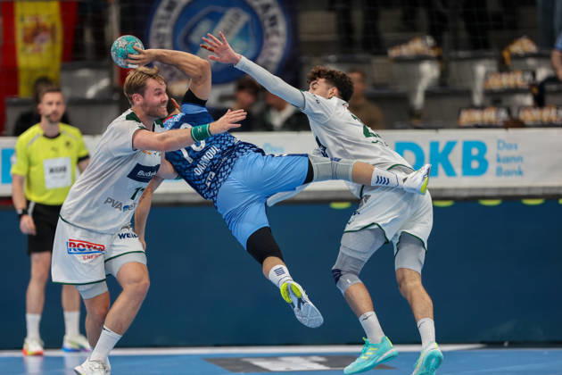 Mohamed Darmoul (TVB Stuttgart, 70) wird von Petter Oeverby (HSG Wetzlar, 11) und Marti Soler (HSG Wetzlar, 23) am Wurf gehindert GER, TVB Stuttgart vs. HSG Wetzlar, Handball, Opel Handball-Bundesliga, 8. Spieltag, Spielzeit 2026 2027, 08.10.2026 GER, TVB Stuttgart vs. HSG Wetzlar, Handball, Opel Handball-Bundesliga, 8. Spieltag, Spielzeit 2026 2027, 08.10.2026 Stuttgart Copyright: xEibner-Pressefoto SoerenxHerwegx EP_SHG