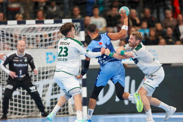 Philipp Ahouansou (TVB Stuttgart, 5) wird beim Wurf gefoult GER, TVB Stuttgart vs. HSG Wetzlar, Handball, Opel Handball-Bundesliga, 8. Spieltag, Spielzeit 2026 2027, 08.10.2026 GER, TVB Stuttgart vs. HSG Wetzlar, Handball, Opel Handball-Bundesliga, 8. Spieltag, Spielzeit 2026 2027, 08.10.2026 Stuttgart Copyright: xEibner-Pressefoto SoerenxHerwegx EP_SHG