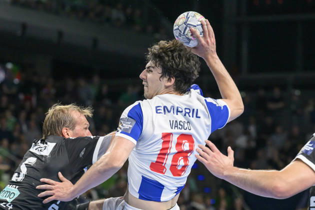 im Bild v.l.: Max Darj (Fuechse Berlin, 05), Vasco Costa (FC Porto, 18), Zweikampf, Action, Kampf, kaempft um den Ball, GER, Berlin, Handball, Füchse Berlin vs FC Porto, EHF Champions League, 3. Spieltag der Gruppe A , in der Max Schmeling Halle, Am Falkplatz 1, 08.10.2026, Copyright: HMBxMedia UwexKoch