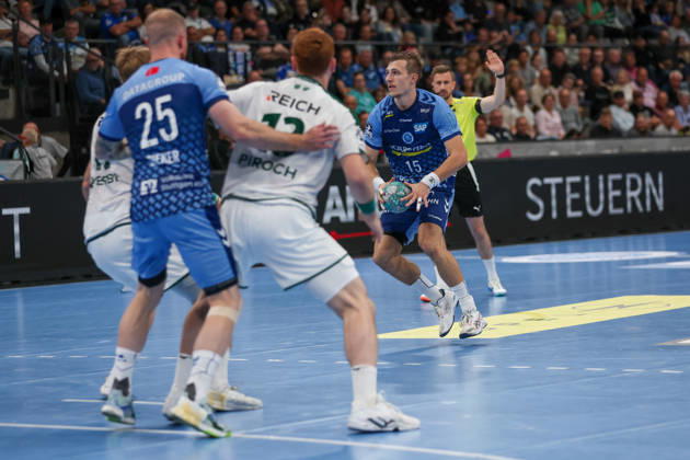 Simone Mengon (TVB Stuttgart, 15) GER, TVB Stuttgart vs. HSG Wetzlar, Handball, Opel Handball-Bundesliga, 8. Spieltag, Spielzeit 2026 2027, 08.10.2026 GER, TVB Stuttgart vs. HSG Wetzlar, Handball, Opel Handball-Bundesliga, 8. Spieltag, Spielzeit 2026 2027, 08.10.2026 Stuttgart Copyright: xEibner-Pressefoto SoerenxHerwegx EP_SHG