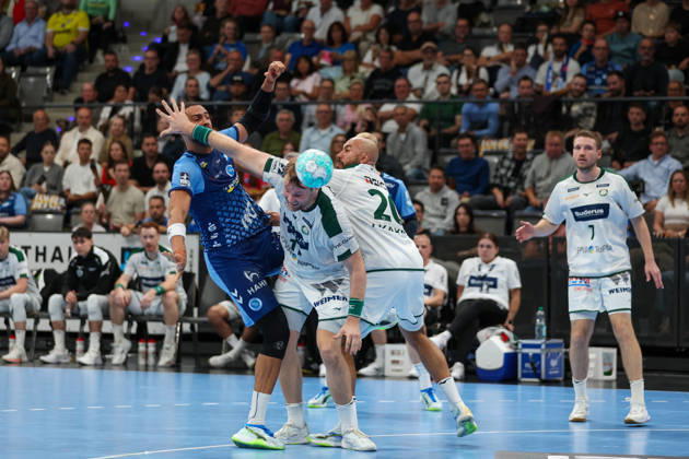 Philipp Ahouansou (TVB Stuttgart, 5) wird am Wurf gehindert GER, TVB Stuttgart vs. HSG Wetzlar, Handball, Opel Handball-Bundesliga, 8. Spieltag, Spielzeit 2026 2027, 08.10.2026 GER, TVB Stuttgart vs. HSG Wetzlar, Handball, Opel Handball-Bundesliga, 8. Spieltag, Spielzeit 2026 2027, 08.10.2026 Stuttgart Copyright: xEibner-Pressefoto SoerenxHerwegx EP_SHG