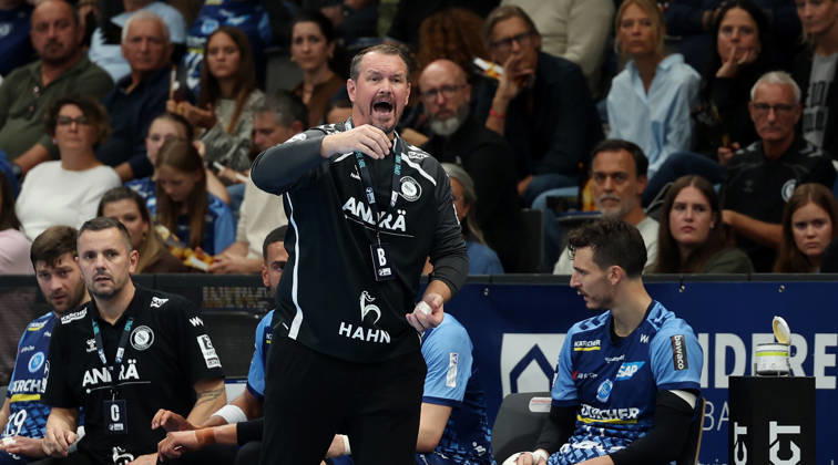 2026.10.08 Deutschland, Stuttgart Handball TVB Stuttgart vs. HSG Wetzlar, Trainer Misha Kaufmann (TVB, vorn)