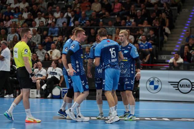Nach dem Tor von Simone Mengon (TVB Stuttgart, 15) freuen sich seine Mitspieler mit ihm GER, TVB Stuttgart vs. HSG Wetzlar, Handball, Opel Handball-Bundesliga, 8. Spieltag, Spielzeit 2026 2027, 08.10.2026 GER, TVB Stuttgart vs. HSG Wetzlar, Handball, Opel Handball-Bundesliga, 8. Spieltag, Spielzeit 2026 2027, 08.10.2026 Stuttgart Copyright: xEibner-Pressefoto SoerenxHerwegx EP_SHG