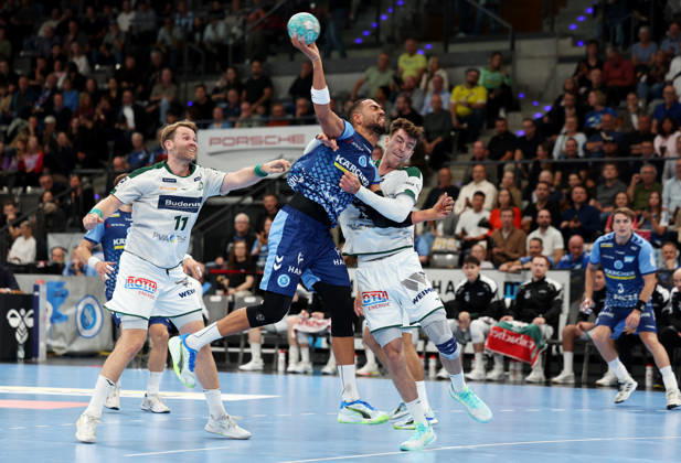 2026.10.08 Deutschland, Stuttgart Handball TVB Stuttgart vs. HSG Wetzlar, v.l. Petter Overby (Wetzlar), Philipp Ahouansou (TVB), Marti Soler (Wetzlar)