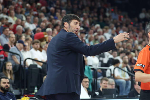 Alex Mumbru (Virtus Bologna, Chef-Trainer) gestikuliert, GER, FC Bayern Basketball vs. Virtus Bologna, Basketball, Euroleague, 4. Spieltag, Saison 2026 2027, 08.10.2026, GER, FC Bayern Basketball vs. Virtus Bologna, Basketball, Euroleague, 4. Spieltag, Saison 2026 2027, 08.10.2026 Muenchen Copyright: xEibner-Pressefoto JennixMaulx EP_JML