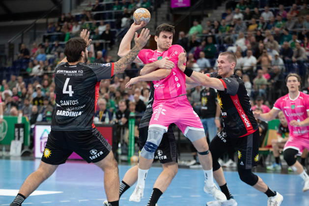 Handball, HBL2: SC DHfK Leipzig - TuS N-Lübbecke; 08.10.2026 Matej Klima (13, SC DHfK Leipzig) wird von drei Lübbeckern gestoppt. Handball, 2. Bundesliga, Saison 2026 2027, 7. Spieltag: SC DHfK Leipzig vs. TuS N-Lübbecke am 08.10.2026 in der Quarterback Immobilien Arena Leipzig. Copyright: xBEAUTIFULxSPORTS JanxKaeferx