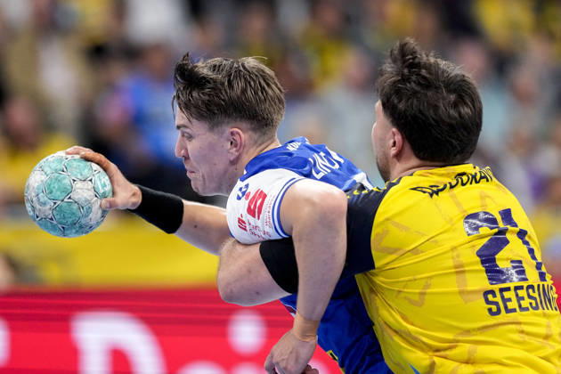 v.li.: Oskar Joelsson (ThSV, 3), Aron Seesing (RNL, 21), Zweikampf, Spielszene, Duell, duel, tackle, tackling, Dynamik, Action, Aktion, 08.10.2026, Mannheim (Deutschland), Handball, Bundesliga, Rhein-Neckar Löwen - ThSV Eisenach