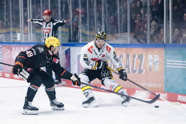 Michael Joyaux (Loewen Frankfurt, 49), Roope Maekitalo (Krefeld Pinguine, 91) GER, Loewen Frankfurt vs. Krefeld Pinguine, Eishockey, PENNY DEL, 7. Spieltag, Spielzeit 2026 2027, 08.10.2026 GER, Loewen Frankfurt vs. Krefeld Pinguine, Eishockey, PENNY DEL, 7. Spieltag, Spielzeit 2026 2027, 08.10.2026 Frankfurt am Main Copyright: xEibner-Pressefoto AttilaxZigax EP_AZA