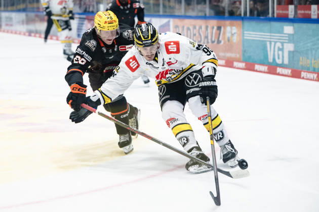 Fabio Kose (Loewen Frankfurt, 20), Adam Payerl (Krefeld Pinguine, 90) GER, Loewen Frankfurt vs. Krefeld Pinguine, Eishockey, PENNY DEL, 7. Spieltag, Spielzeit 2026 2027, 08.10.2026 GER, Loewen Frankfurt vs. Krefeld Pinguine, Eishockey, PENNY DEL, 7. Spieltag, Spielzeit 2026 2027, 08.10.2026 Frankfurt am Main Copyright: xEibner-Pressefoto AttilaxZigax EP_AZA