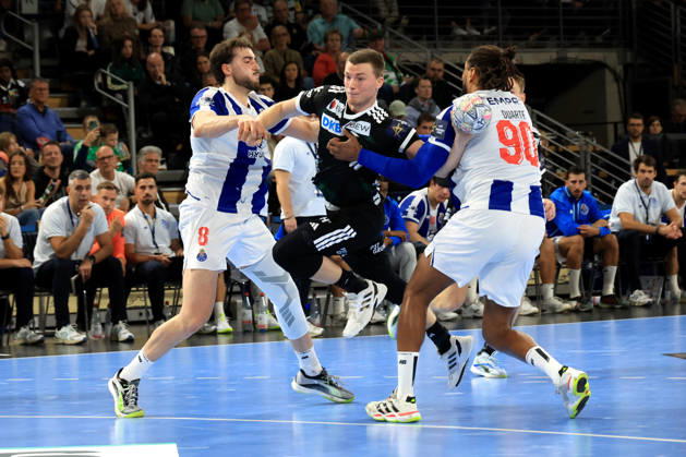 08.10.2026, GER Deutschland, Handball, EHF Champions League, 08.10.2026, Saison 2026 2027, Berlin, Fuechse Berlin vs FC Porto Nils Lichtlein ( Fuechse Berlin 17 ), MIGUEL OLIVEIRA ( FC Porto 8 ), GILBERTO DUARTE ( FC Porto 90 ) nordphoto GmbH Engler Berlin Max-Schmeling-Halle Berlin Deutschland Copyright: xNordphotox xEnglerx