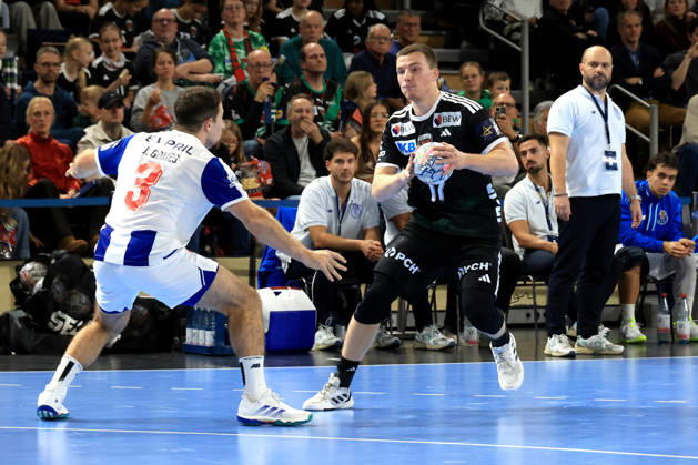 08.10.2026, GER Deutschland, Handball, EHF Champions League, 08.10.2026, Saison 2026 2027, Berlin, Fuechse Berlin vs FC Porto Nils Lichtlein ( Fuechse Berlin 17 ), JOAO GOMES ( FC Porto 3 ) nordphoto GmbH Engler Berlin Max-Schmeling-Halle Berlin Deutschland Copyright: xNordphotox xEnglerx