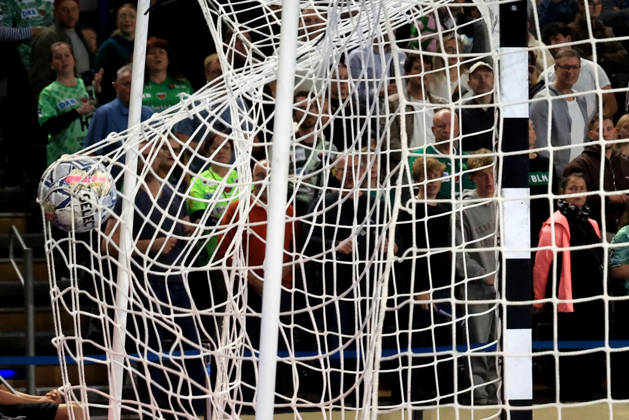 08.10.2026, GER Deutschland, Handball, EHF Champions League, 08.10.2026, Saison 2026 2027, Berlin, Fuechse Berlin vs FC Porto leeres Tor mit Ball im Netz nordphoto GmbH Engler Berlin Max-Schmeling-Halle Berlin Deutschland Copyright: xNordphotox xEnglerx