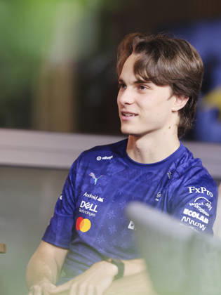 October 8, 2026, Singapore, Kaohsiung City, Singapore: OSCAR PIASTRI of McLaren Mastercard F1 Team enjoys a casual conversation with team staff in the McLaren hospitality area in the paddock ahead of the 2026 Formula 1 Singapore Grand Prix at Marina Bay Street Circuit in Singapore. 2026 Singapore Grand Prix  - ZUMAh201 20261008_zsp_h201_022 Copyright: xYichinxHoux