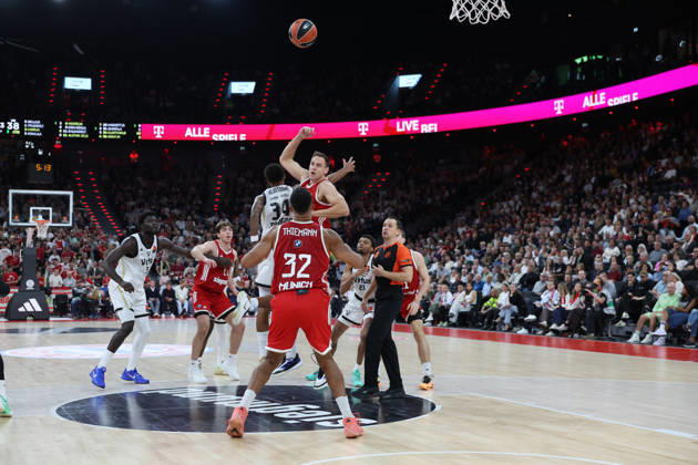 Spielszene, Johannes Thiemann (FC Bayern Basketball, 32) mit Johannes Voigtmann (FC Bayern Basketball, 07), Kevin Kokila (Virtus Bologna, 03), GER, FC Bayern Basketball vs. Virtus Bologna, Basketball, Euroleague, 4. Spieltag, Saison 2026 2027, 08.10.2026, GER, FC Bayern Basketball vs. Virtus Bologna, Basketball, Euroleague, 4. Spieltag, Saison 2026 2027, 08.10.2026 Muenchen Copyright: xEibner-Pressefoto JennixMaulx EP_JML