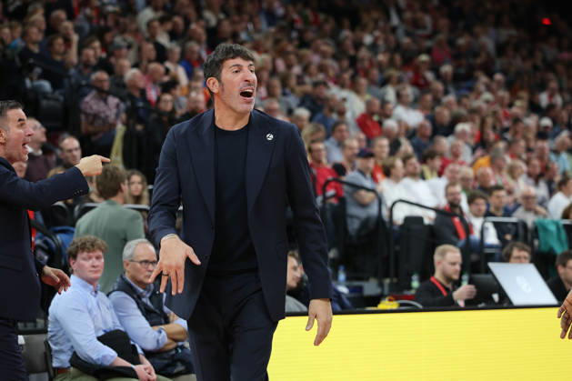 Alex Mumbru (Virtus Bologna, Chef-Trainer), Emotionen, Mimik, Gesten, gestikuliert, GER, FC Bayern Basketball vs. Virtus Bologna, Basketball, Euroleague, 4. Spieltag, Saison 2026 2027, 08.10.2026, GER, FC Bayern Basketball vs. Virtus Bologna, Basketball, Euroleague, 4. Spieltag, Saison 2026 2027, 08.10.2026 Muenchen Copyright: xEibner-Pressefoto JennixMaulx EP_JML