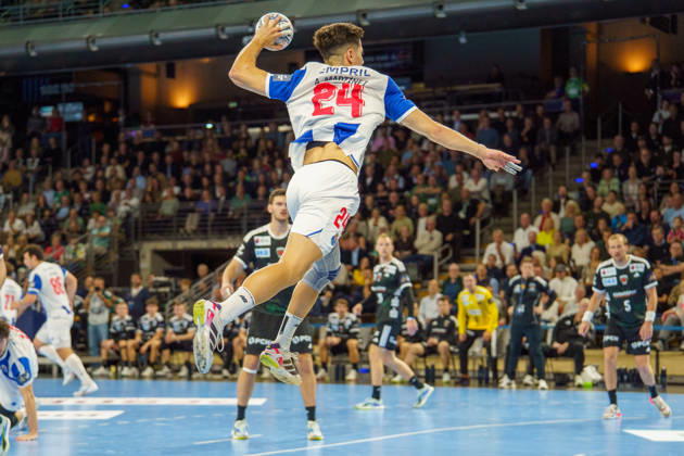 Im Bild: Antonio Llamazares (FC Porto, 24), Torschuss 08.10.2026, Fuechse Berlin - FC Porto, EHF Handball Champions League, Saison 2026 27, Max-Schmeling-Halle Copyright: HMBxMedia xPascalxSpanehl