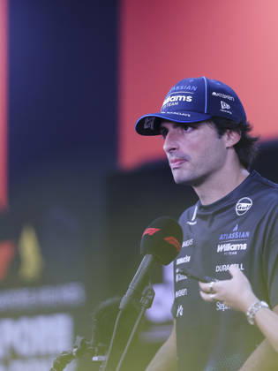 October 8, 2026, Singapore, Kaohsiung City, Singapore: CARLOS SAINZ of Atlassian Williams Racing speaks to members of the media during a group interview in the paddock ahead of the 2026 Formula 1 Singapore Grand Prix at Marina Bay Street Circuit in Singapore. Singapore Singapore - ZUMAh201 20261008_zsp_h201_028 Copyright: xYichinxHoux