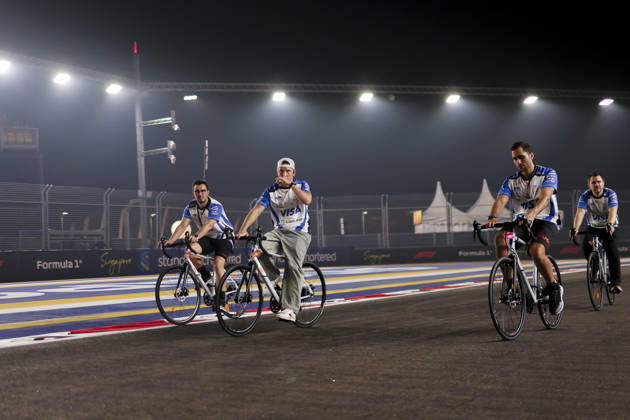 October 8, 2026, Singapore, Kaohsiung City, Singapore: Members of LIAM LAWSON s Visa Cash App Racing Bulls team ride bicycles around Marina Bay Street Circuit to inspect the track conditions ahead of the 2026 Formula 1 Singapore Grand Prix in Singapore. Singapore Singapore - ZUMAh201 20261008_zsp_h201_037 Copyright: xYichinxHoux