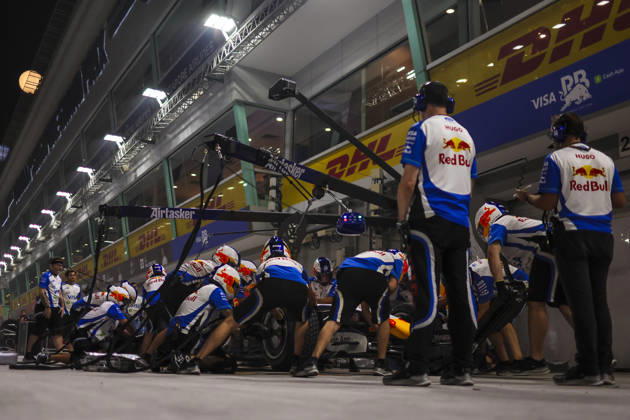 October 8, 2026, Singapore, Kaohsiung City, Singapore: Members of the Visa Cash App Racing Bulls Formula One Team repeatedly practice pit stop procedures in the pit lane at Marina Bay Street Circuit, focusing on precision, speed and teamwork ahead of the 2026 Formula 1 Singapore Grand Prix in Singapore. Singapore Singapore - ZUMAh201 20261008_zsp_h201_039 Copyright: xYichinxHoux