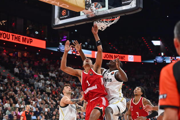 Oscar DA SILVA (FCB), Aktion,Zweikampf gegen Allou DIARRA (Bologna). Basketball Euro League,Saison 2026 2027, FC Bayern Muenchen - Virtus Bologna am 08.10.2026 , S A P G A R D EN
