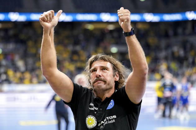 Sebastian Hinze (Trainer, Cheftrainer, ThSV), mit Daumen nach oben, Geste, Gestik, zuversichtlich, positiv, optimistisch, Freude, freuen, freut sich, Einzelbild, Einzelfoto, Aktion, Action, Jubel nach dem Schlusspfiff, Freude über den Sieg, Sieger, Gewinner, jubelt, jubeln, fröhlich, positiv, freut sich, freuen, optimistisch, Highlight, 08.10.2026, Mannheim (Deutschland), Handball, Bundesliga, Rhein-Neckar Löwen - ThSV Eisenach
