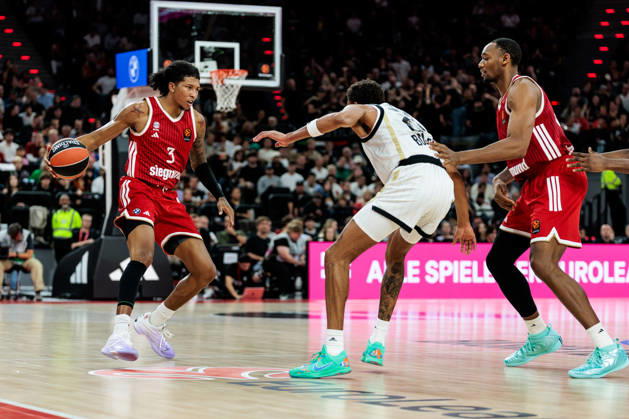MUNICH, GERMANY - OCTOBER 08: Marjon Beauchamp (FC Bayern Muenchen, 3) controls the ball against Derrick Alston Jr. (Virtus Bologna, 21) during the Turkish Airlines EuroLeague match between FC Bayern Muenchen vs. Virtus Bologna at SAP Garden on round 4 of Turkish Airlines EuroLeague on October 08, 2026 in Munich, Germany. Bavaria Germany Copyright: xSteffiexWunderlx