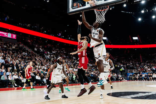 MUNICH, GERMANY - OCTOBER 08: Aliou Diarra (Virtus Bologna, 31) blocking the shot of Duane Washington (FC Bayern Muenchen, 4) during the Turkish Airlines EuroLeague match between FC Bayern Muenchen vs. Virtus Bologna at SAP Garden on round 4 of Turkish Airlines EuroLeague on October 08, 2026 in Munich, Germany. Bavaria Germany Copyright: xSteffiexWunderlx