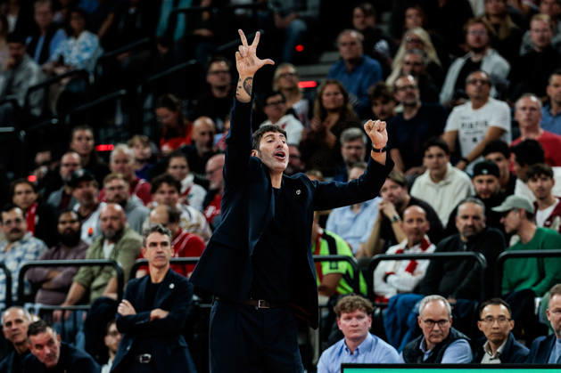 MUNICH, GERMANY - OCTOBER 08: Alex Mumbru (Head Coach Virtus Bologna) gestures during the Turkish Airlines EuroLeague match between FC Bayern Muenchen vs. Virtus Bologna at SAP Garden on round 4 of Turkish Airlines EuroLeague on October 08, 2026 in Munich, Germany. Bavaria Germany Copyright: xSteffiexWunderlx