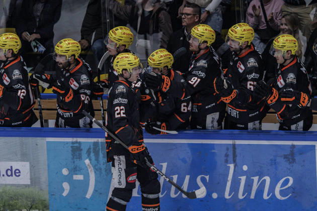 PEnny DEL: Löwen Frankfurt - Krefeld Pinguine, 08.10.2026 Timo Kose (Löwen Frankfurt 22) erzielte das Tor zum 1:0 und kaltscht mit seinen kolelgen ab, Löwen Frankfurt - Krefeld Pinguine, Frankfurt, NIX Eissporthalle, 8.10.2026 Copyright: xBEAUTIFULxSPORTS Gawlikx