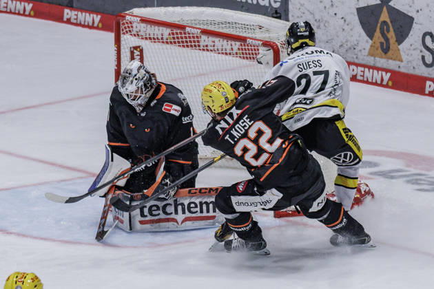 PEnny DEL: Löwen Frankfurt - Krefeld Pinguine, 08.10.2026 Nico Pertuch (Löwen Frankfurt 1) sichert den Puck vor Timo Kose (Löwen Frankfurt 22) und C.J. Suess (Krefeld Pinguine 27), Löwen Frankfurt - Krefeld Pinguine, Frankfurt, NIX Eissporthalle, 8.10.2026 Copyright: xBEAUTIFULxSPORTS Gawlikx