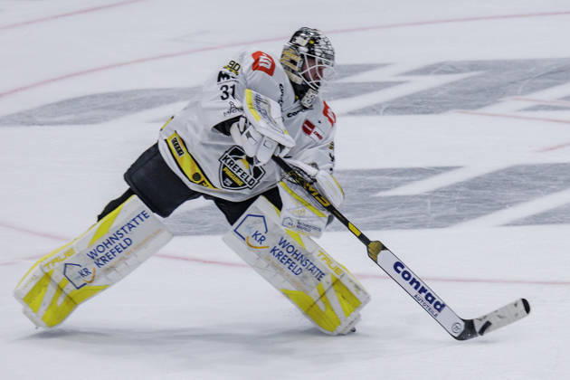 PEnny DEL: Löwen Frankfurt - Krefeld Pinguine, 08.10.2026 Felix Bick (Krefeld Pinguine 31) klrt den Puck, Löwen Frankfurt - Krefeld Pinguine, Frankfurt, NIX Eissporthalle, 8.10.2026 Copyright: xBEAUTIFULxSPORTS Gawlikx