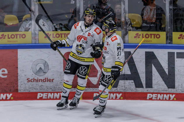 PEnny DEL: Löwen Frankfurt - Krefeld Pinguine, 08.10.2026 Mathew Santos (Krefeld Pinguine 95) erzielte das Tor den Treffer zum 1:2 und feiert mit Max Newton (Krefeld Pinguine 37), Löwen Frankfurt - Krefeld Pinguine, Frankfurt, NIX Eissporthalle, 8.10.2026 Copyright: xBEAUTIFULxSPORTS Gawlikx