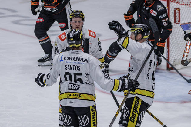 PEnny DEL: Löwen Frankfurt - Krefeld Pinguine, 08.10.2026 Mathew Santos (Krefeld Pinguine 95) und Philip Gogulla (Krefeld Pinguine 87) feiern das Tor zm 1:1 Ausgleich, Löwen Frankfurt - Krefeld Pinguine, Frankfurt, NIX Eissporthalle, 8.10.2026 Copyright: xBEAUTIFULxSPORTS Gawlikx