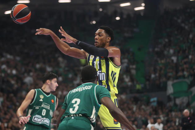 Panatinaikos AKTOR v Fenerbahce Tarfin - EuroLeague ATHENS, GREECE - OCTOBER 08 : Fenerbahce Tarfin s Trent Forrest (11) competes against a Panathinaikos AKTOR player during the fourth-week EuroLeague basketball match between Panathinaikos AKTOR and Fenerbahce Tarfin at OAKA Sports Hall in Athens, Greece on October 08, 2026. Ayhan Mehmet Anadolu Athens Greece. Editorial use only. Please get in touch for any other usage.  Copyright: x2026xAnadoluxAyhanxMehmetx