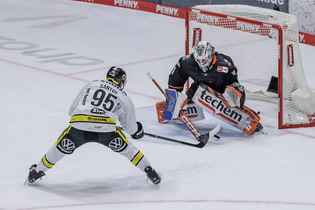 PEnny DEL: Löwen Frankfurt - Krefeld Pinguine, 08.10.2026 Mathew Santos (Krefeld Pinguine 95) erzielt das Tor zum 1:2 und lässt Nico Pertuch (Löwen Frankfurt 1) alt aussehen, Löwen Frankfurt - Krefeld Pinguine, Frankfurt, NIX Eissporthalle, 8.10.2026 Copyright: xBEAUTIFULxSPORTS Gawlikx