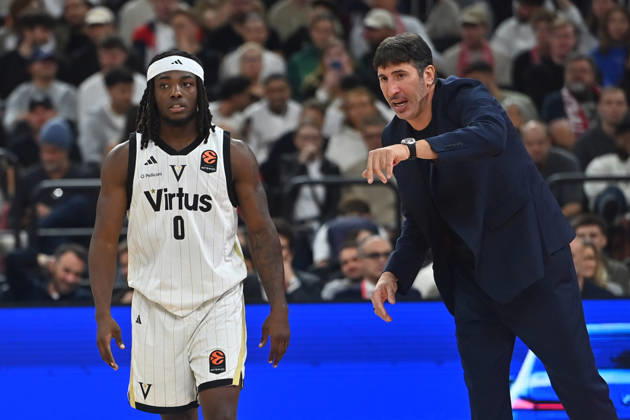 Trainer Alex MUMBRU (Bologna) mit Rasheed Bello (Bologna), Gestik,gibt Anweisungen. Basketball Euro League,Saison 2026 2027, FC Bayern Muenchen - Virtus Bologna am 08.10.2026 , S A P G A R D EN