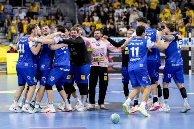 Spieler vom ThSV Eisenach, Jubel nach dem Schlusspfiff, Freude über den Sieg, Sieger, Gewinner, jubelt, jubeln, fröhlich, positiv, freut sich, freuen, optimistisch, Highlight, Action, Aktion, tanzen im Kreis, Teamkreis, Mannschaftskreis, 08.10.2026, Mannheim (Deutschland), Handball, Bundesliga, Rhein-Neckar Löwen - ThSV Eisenach