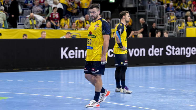 v.li.: Jannik Kohlbacher (RNL, 80), Dani Baijens (RNL, 77), Spieler der Rhein-Neckar-Löwen, enttäuscht über die Niederlage, Enttäuschung nach dem Schlusspfiff, Highlight, Verlierer, verloren, Frustration, disappointed, pessimistisch, 08.10.2026, Mannheim (Deutschland), Handball, Bundesliga, Rhein-Neckar Löwen - ThSV Eisenach