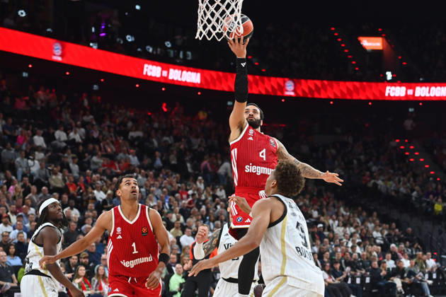 Duane WASHINGTON JR. (FCB), Aktion,Zweikampf gegen Kessler EDWARDS (Bologna). li:Oscar DA SILVA (FCB), Rasheed BELLO (Bologna). Basketball Euro League,Saison 2026 2027, FC Bayern Muenchen - Virtus Bologna am 08.10.2026 , S A P G A R D EN
