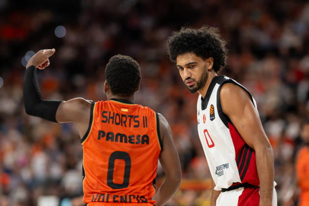 EuroLeague Round 4 match between Valencia Basket and Hapoel IBI Tel Aviv Jacob Toppin of Hapoel IBI Tel Aviv (L) and TJ Shorts of Valencia Basket (R) in action during the EuroLeague Round 4 match between Valencia Basket and Hapoel IBI Tel Aviv at Roig Arena, (Valencia ) on October 08, 2026. Copyright: xVicentexVidalxFernandezx