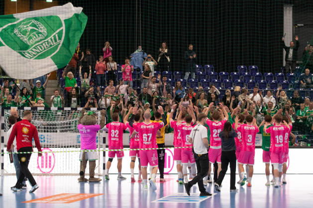Handball, HBL2: SC DHfK Leipzig - TuS N-Lübbecke; 08.10.2026 Das Team des SC DHfK Leipzig jubelt unter wehender Fahne vor den Fans. Handball, 2. Bundesliga, Saison 2026 2027, 7. Spieltag: SC DHfK Leipzig vs. TuS N-Lübbecke am 08.10.2026 in der Quarterback Immobilien Arena Leipzig. Copyright: xBEAUTIFULxSPORTS JanxKaeferx