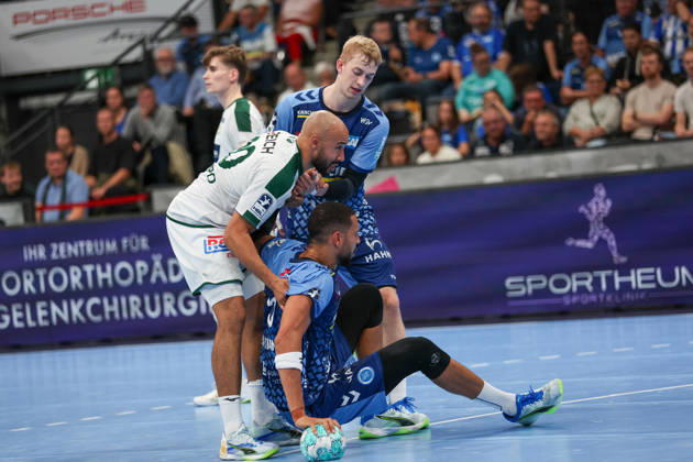 Philipp Ahouansou (TVB Stuttgart, 5) wird von Cyrill Akakpo (HSG Wetzlar, 20) und Torben Matzken (TVB Stuttgart, 22) hochgeholfen GER, TVB Stuttgart vs. HSG Wetzlar, Handball, Opel Handball-Bundesliga, 8. Spieltag, Spielzeit 2026 2027, 08.10.2026 GER, TVB Stuttgart vs. HSG Wetzlar, Handball, Opel Handball-Bundesliga, 8. Spieltag, Spielzeit 2026 2027, 08.10.2026 Stuttgart Copyright: xEibner-Pressefoto SoerenxHerwegx EP_SHG