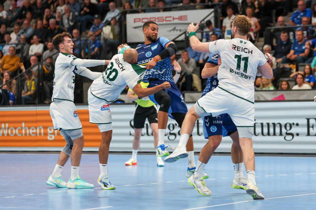 Philipp Ahouansou (TVB Stuttgart, 5) wird am Wurf gehindert GER, TVB Stuttgart vs. HSG Wetzlar, Handball, Opel Handball-Bundesliga, 8. Spieltag, Spielzeit 2026 2027, 08.10.2026 GER, TVB Stuttgart vs. HSG Wetzlar, Handball, Opel Handball-Bundesliga, 8. Spieltag, Spielzeit 2026 2027, 08.10.2026 Stuttgart Copyright: xEibner-Pressefoto SoerenxHerwegx EP_SHG