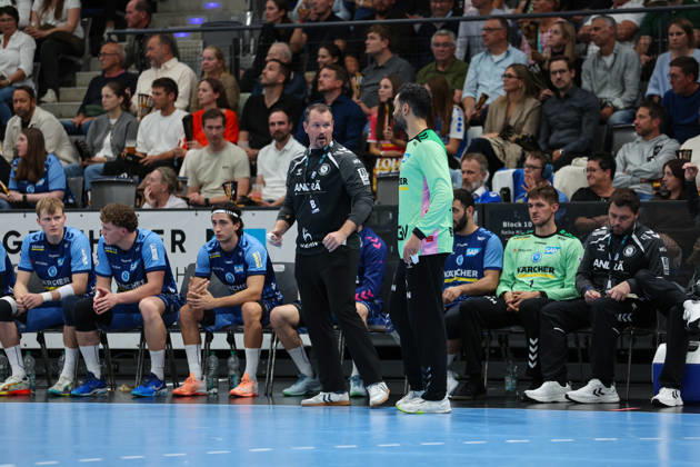 Misha Kaufmann (TVB Stuttgart, Trainer) im Gespräch mit Mohamed El Tayar (TVB Stuttgart, 12) GER, TVB Stuttgart vs. HSG Wetzlar, Handball, Opel Handball-Bundesliga, 8. Spieltag, Spielzeit 2026 2027, 08.10.2026 GER, TVB Stuttgart vs. HSG Wetzlar, Handball, Opel Handball-Bundesliga, 8. Spieltag, Spielzeit 2026 2027, 08.10.2026 Stuttgart Copyright: xEibner-Pressefoto SoerenxHerwegx EP_SHG