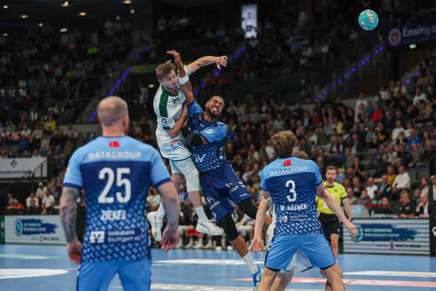 Niklas Theiss (HSG Wetzlar, 9) mit einem Wurf über Philipp Ahouansou (TVB Stuttgart, 5) hinweg GER, TVB Stuttgart vs. HSG Wetzlar, Handball, Opel Handball-Bundesliga, 8. Spieltag, Spielzeit 2026 2027, 08.10.2026 GER, TVB Stuttgart vs. HSG Wetzlar, Handball, Opel Handball-Bundesliga, 8. Spieltag, Spielzeit 2026 2027, 08.10.2026 Stuttgart Copyright: xEibner-Pressefoto SoerenxHerwegx EP_SHG
