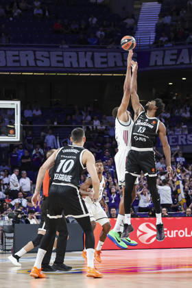 October 8, 2026, Madrid, Madrid, Spain: Walter Samuel Tavares da Veiga of Real Madrid and Kevarrius Hayes of Partizan Mozzart Bet Belgrade in action during the Euroleague Basketball Regular Season Round 4 game between Real Madrid v Partizan Mozzart Bet Belgrade at Movistar Arena on October 08, 2026 in Madrid, Spain. Real Madrid V Partizan Mozzart Bet Belgrade - Euroleague 2025 2026 - ZUMAa181 20261008_zaa_a181_227 Copyright: xIrinaxR.xHipolitox